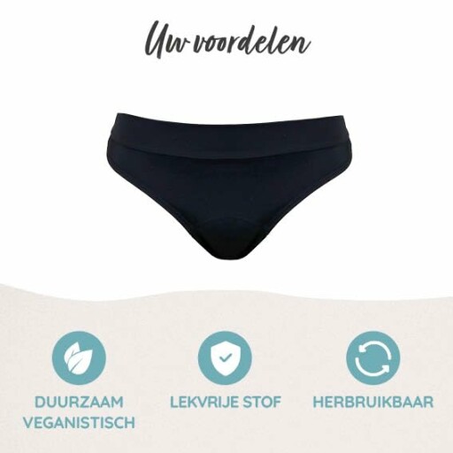 Vrouw in MYLILY menstruatie bikinibroekje op het strand.