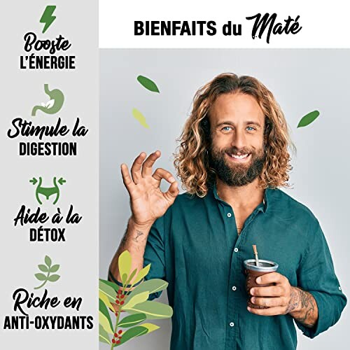 Man met groene blouse drinkt mate en glimlacht