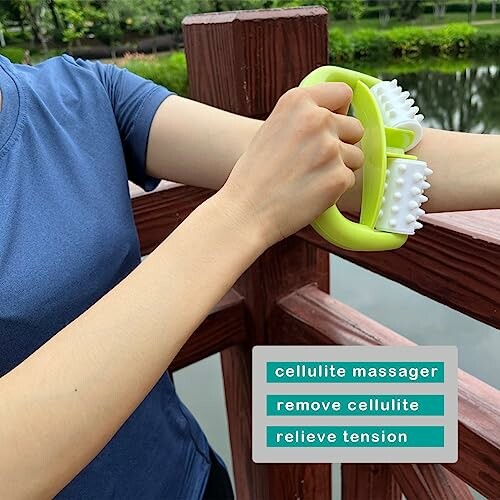 Persoon gebruikt cellulite-massager op arm.