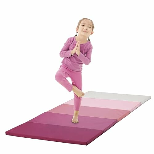 Kind doet yoga op gekleurde mat