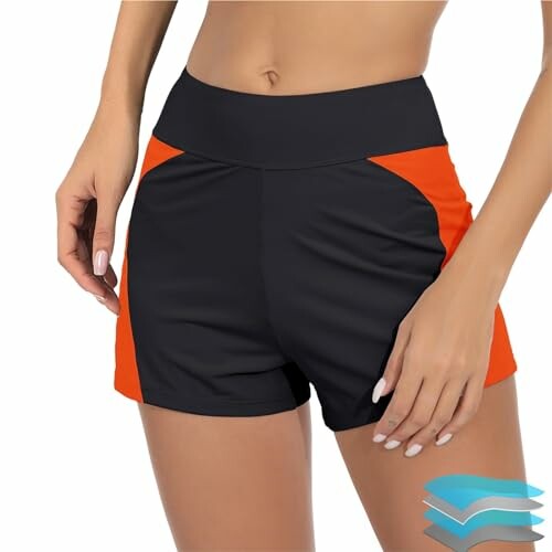 Vrouw draagt zwart-oranje sportshorts