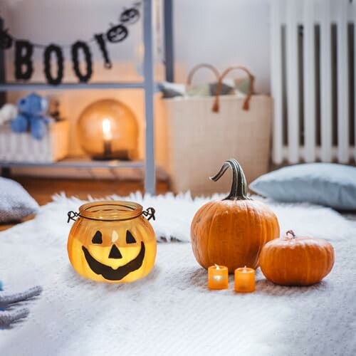 Halloween pompoenen en decoraties in een kamer