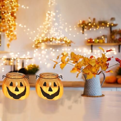 Halloween pompoen lantaarns en herfstdecoratie in keuken.