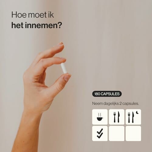 Hand houdt een capsule vast met instructies voor inname.