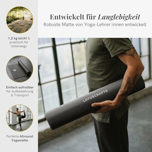 Man met Lotuscrafts yogamat bij raam