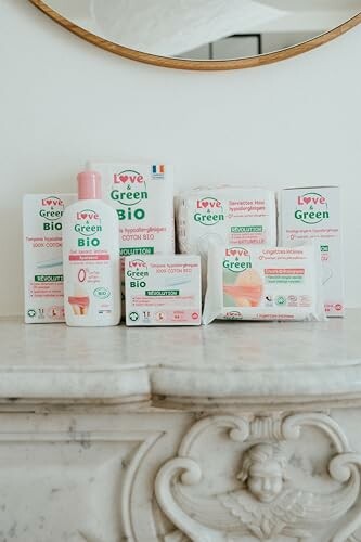 Verschillende Love Green Bio hygiëneproducten op een tafel