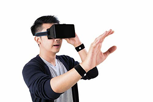 Man met VR-bril en uitgestrekte hand.