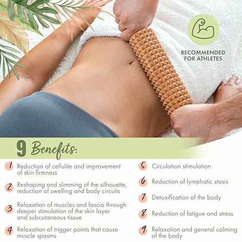 Massage met houten roller op buik voor ontspanning en detox