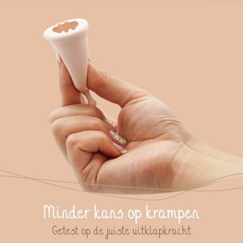 Menstruatiecup vastgehouden door hand