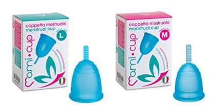 Twee menstruatiecups in verschillende maten, L en M, met verpakking.