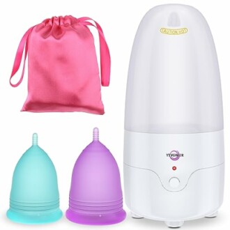 Menstruatiecup sterilisator set met twee cups en roze zakje.