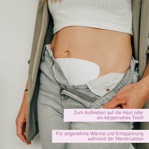 Menstruatie warmtepleister en verpakking op marmeren oppervlak.