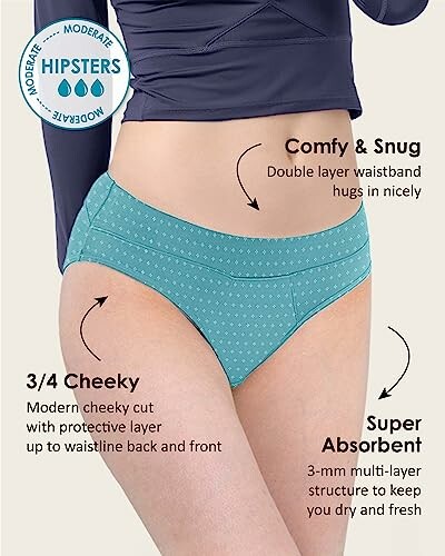 Vrouw draagt blauwe hipster slip met absorptie laag.