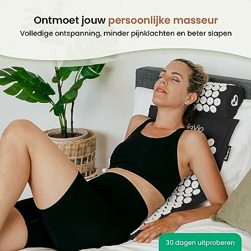 Vrouw ontspant op acupressuurmat op bed