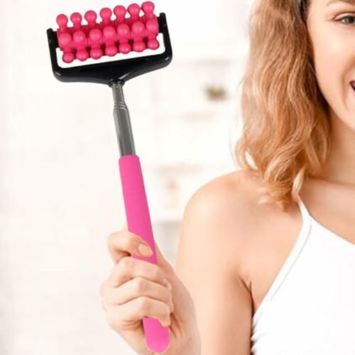 Vrouw met roze massage roller