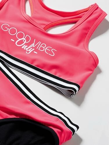 Roze sportbeha met de tekst 'Good Vibes Only'.