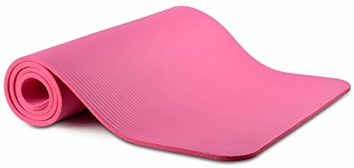 Roze yogamat opgerold en uitgerold