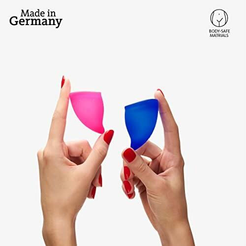 Twee menstruatiecups in roze en blauw