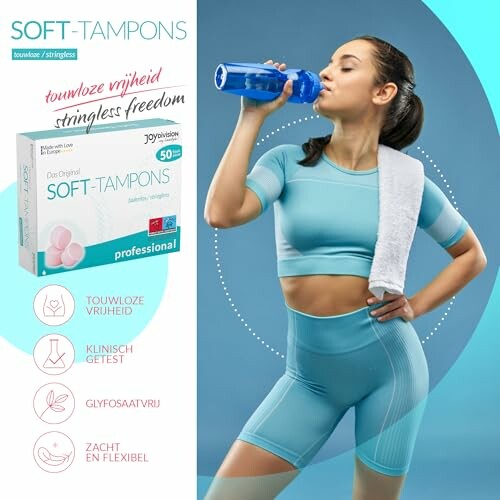 Vrouw in sportkleding drinkt water, zachte tampons productafbeelding