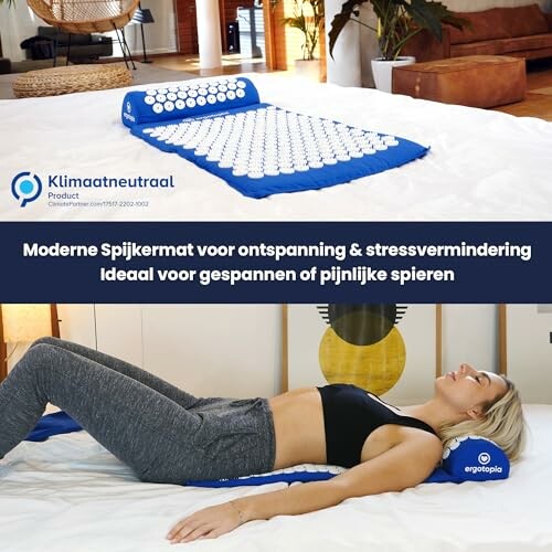 Vrouw ligt ontspannen op een blauwe spijkermat.