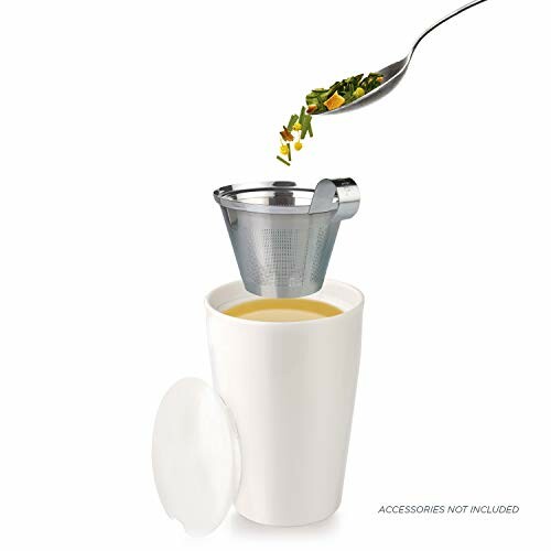 Witte theebeker met infuser en kruiden op een lepel