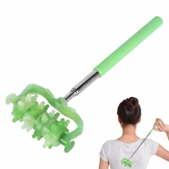 Groene telescopische rugmassager met vrouw die haar rug masseert.