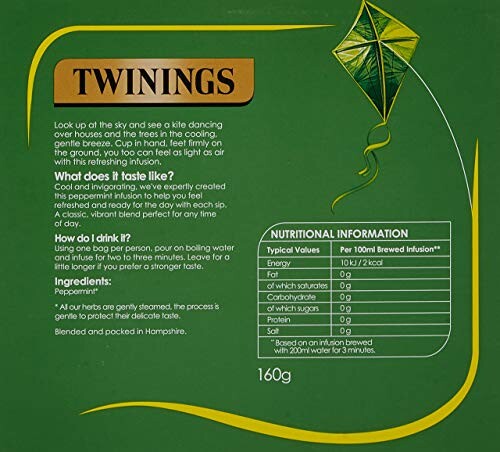 Achterkant van een Twinings groene thee verpakking met voedingsinformatie en instructies.