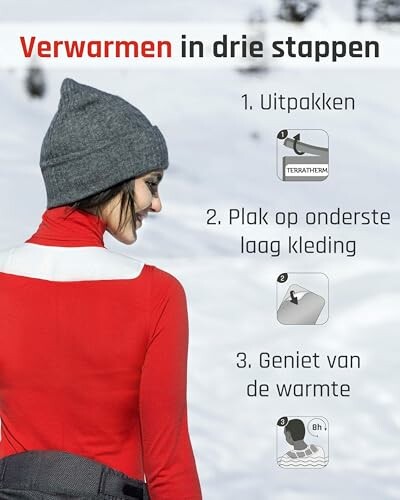 Vrouw met verwarmingspad op winterkleding