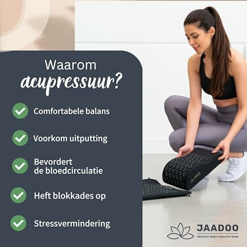 Vrouw gebruikt acupressuurmat voor stressvermindering