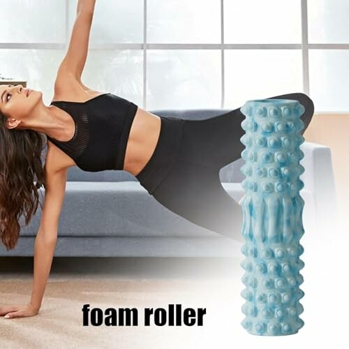 Vrouw doet oefeningen met een foam roller