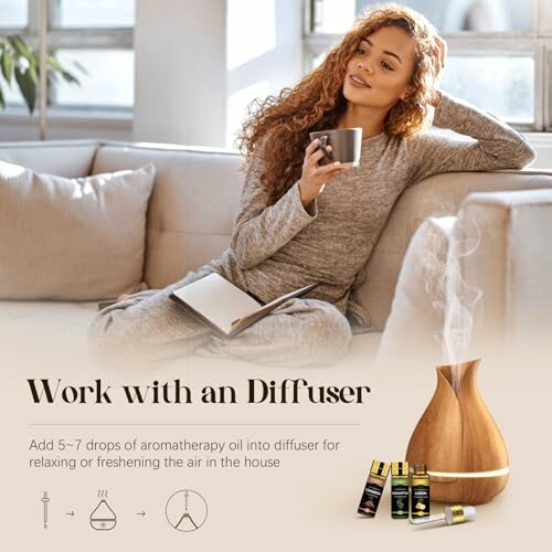 Vrouw ontspant op bank met aromatherapie diffuser.