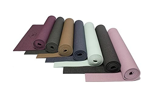 Verschillende kleuren opgerolde yogamatten